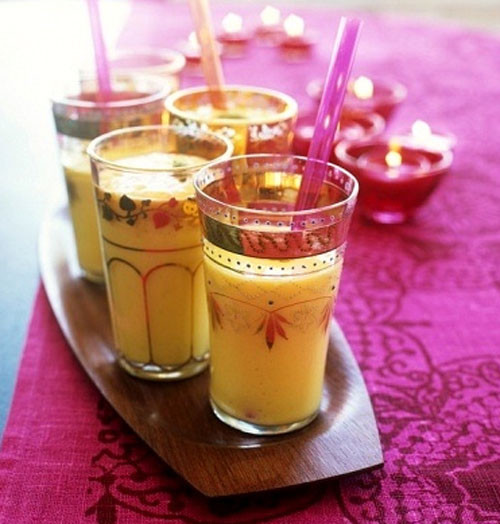 1. Nước uống cay ấm giảm cân siêu tốc: Nguyên liệu: 4 quả chanh tươi; một ít gừng băm; vài lá bạc hà; 1 muỗng canh mật ong; 200ml nước lọc. Ảnh Internet