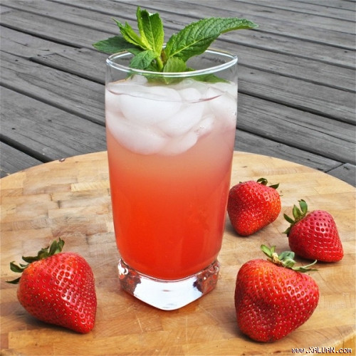 Cách thực hiện: Nước cốt chanh cho ra chiếc bình và thêm vài lát vỏ chanh. Cắt đôi số dâu tây vào bình. Sau đó đổ nước nóng vào bình, thêm lá ngải thơm. Dùng muỗng khuấy đều tất cả các thành phần trong bình, giữ khoảng 2 đến 3 phút là có thể thưởng thức được. Ảnh Internet