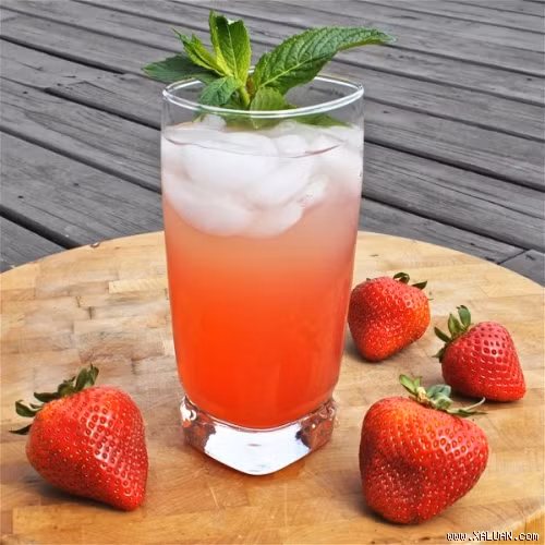 Cách thực hiện: Nước cốt chanh cho ra chiếc bình và thêm vài lát vỏ chanh. Cắt đôi số dâu tây vào bình. Sau đó đổ nước nóng vào bình, thêm lá ngải thơm. Dùng muỗng khuấy đều tất cả các thành phần trong bình, giữ khoảng 2 đến 3 phút là có thể thưởng thức được. Ảnh Internet