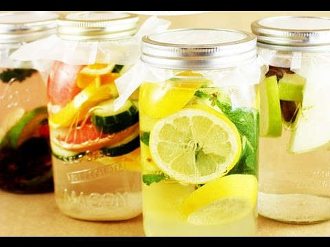 Cách thực hiện: Pha nước cốt chanh với nước ấm, thêm mật ong và ít vỏ chanh tươi; trộn cùng nước ép dứa là bạn có ngay món thức uống giảm cân này. Ảnh Internet