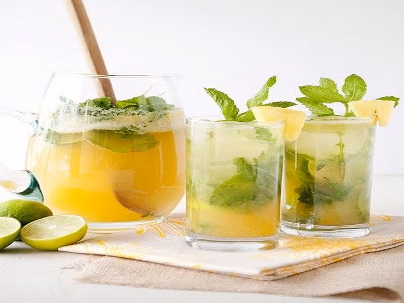 4. Nước uống dứa detox giảm cân Nguyên liệu: 1 lít nước; 1 quả chanh; nửa ly nước ép dứa; lá bạc hà tươi. Ảnh Internet