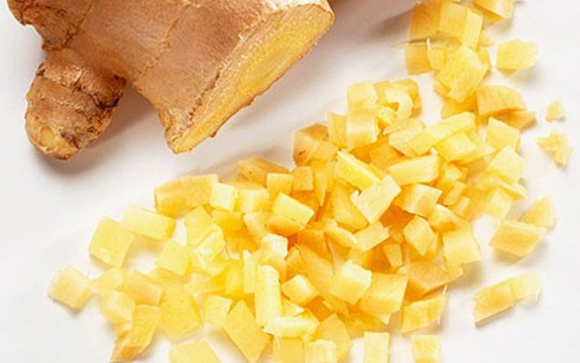 Cách thực hiện: cho mật ong cùng nước lọc vào nồi, đun trên lửa nhỏ cho đến khi tất cả hòa tan lại với nhau. Cho gừng băm nhuyễn vào giữ thêm khoảng 2 phút thì tắt bếp, để nguội. Thêm nước cốt chanh và lá bạc hà vào khuấy đều lên rồi thưởng thức. Ảnh Internet