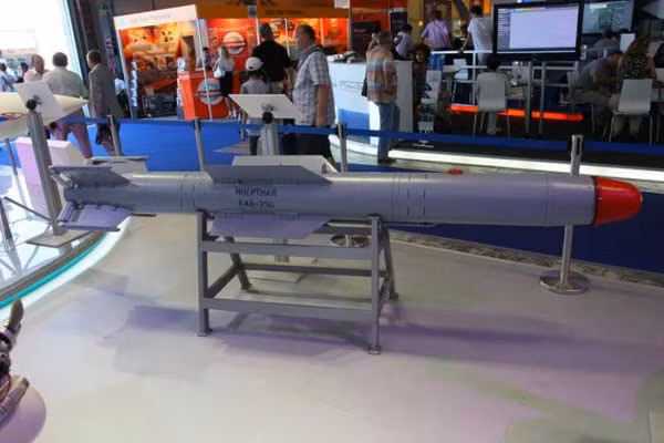 Quan sat tiem kich Su T-50 nem bom tinh khon KAB-250-Hinh-2