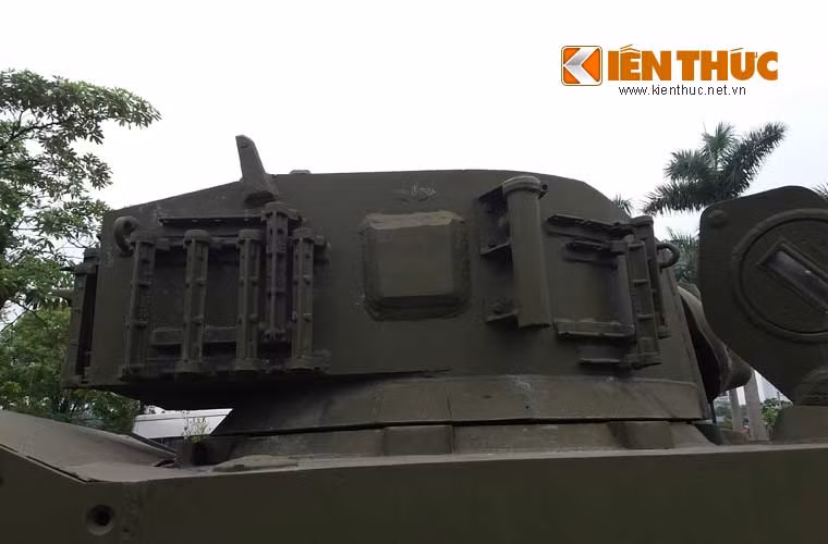 Tháp pháo được bọc giáp dày 38mm ở mặt trước, hai hông và mặt sau dày 31mm.