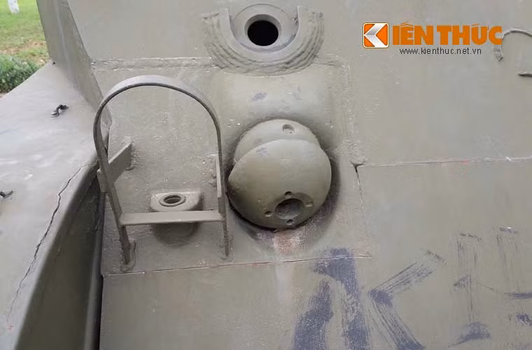 Vì là thiết kế tăng hạng nhẹ nên đương nhiên vỏ giáp của M5 khá mỏng. Mặt trước thân và hông xe dày 28mm, đuôi xe dày 25mm. Ảnh: cận cảnh ụ súng máy 7,62mm Browning, nhưng đã bị tháo nòng từ lâu.