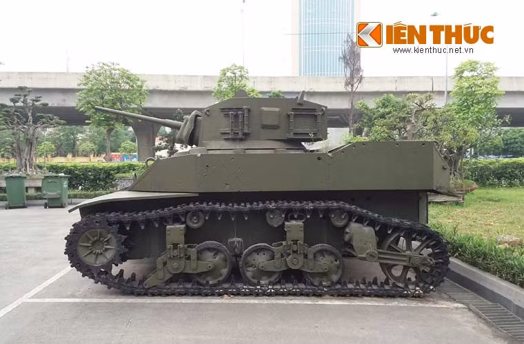 Việc chiếc xe tăng M5 Stuart này đặt tại Bảo tàng Hà Nội cho thấy đây là hiện vật trưng bày, nhưng vẫn chưa được đặt biển chú thích giới thiệu rõ lai lịch. Chiếc tăng này có lẽ đã bị bộ đội Việt Minh phá hỏng trong trận chiến với quân Pháp. Các dấu tích trên thân đã cho thấy rõ điều này.