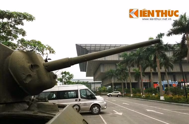 Tháp pháo của M5 được trang bị pháo chống tăng 37mm M3 đạt tầm bắn tối đa 6,9km với 174 viên đạn dự trữ.