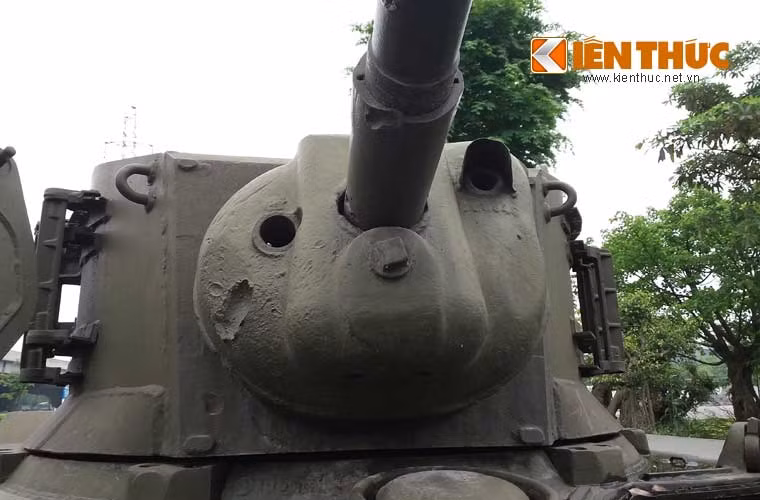 Cận cảnh ụ pháo 37mm, 2 bên dường như là lắp 2 nòng súng 7,62mm Browning.