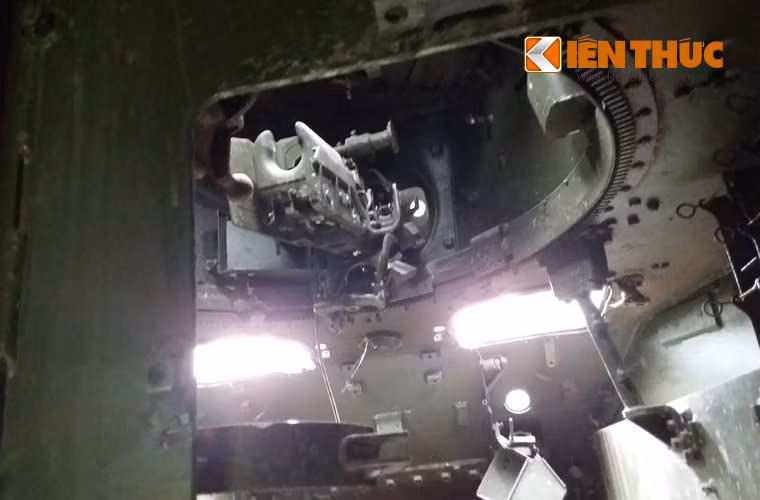 Cận cảnh bộ phận nạp đạn pháo 37mm của xe tăng.