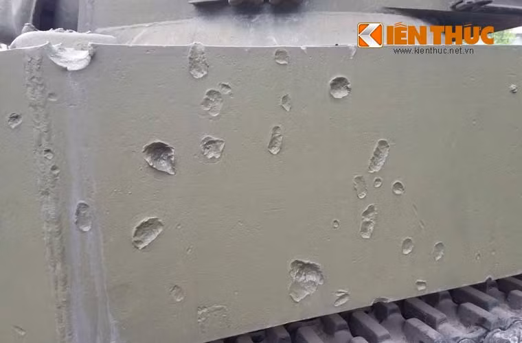 Cận cảnh vết đạn ở hông xe tăng M5 Stuart.