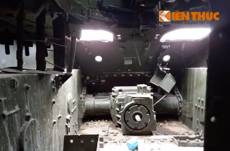 Xe tăng có trọng lượng khoảng 14 tấn, dài 4,33m, rộng 2,47m, cao 2,29m. Trong ảnh, nội thất trong chiếc M5 Stuart trưng bày tại Bảo tàng Hà Nội, gần như mọi máy móc, thiết bị đã bị gỡ bỏ. Có lẽ chỉ còn một phần động cơ diesel đặt lại ở đầu xe tăng.