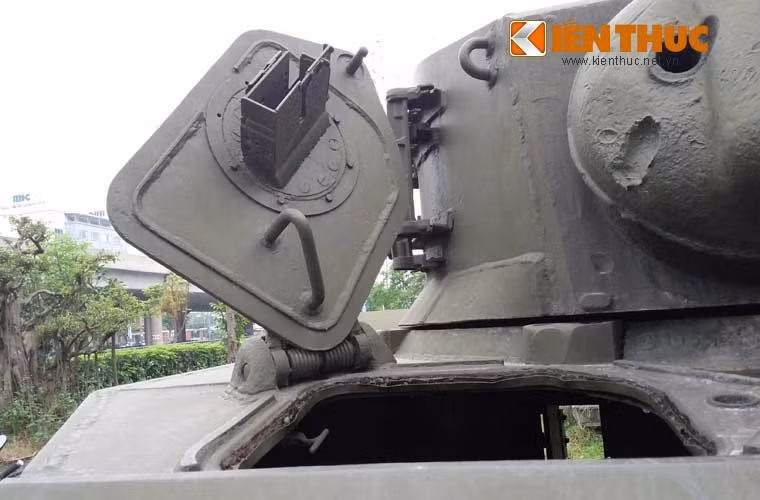 Xe tăng M5 được vận hành bởi kíp lái 4 người gồm: lái xe, 2 pháo thủ, trưởng xe. Ảnh: Một trong 2 cửa ra vào nằm ở nóc đầu xe.