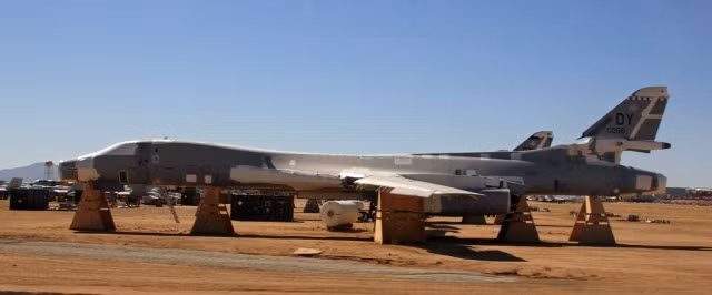 Máy bay ném bom chiến lược tầm xa B-1 Lancer nằm tại nghĩa địa. Không quân Mỹ có hơn 100 phi cơ loại này và chúng sẽ được sử dụng tới năm 2030. Những chiếc B-1 có khả năng cất cánh với tải trọng tối đa 216.400 kg cùng phạm vi hoạt động lên tới 12.000 km. Phi cơ có khả năng di chuyển với vận tốc tối đa 1.335 km/h ở độ cao 15.000 m.