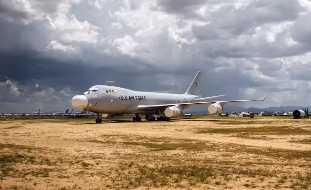 Chiếc Boeing YAL-1 duy nhất của Mỹ. Quân đội Mỹ gắn hệ thống vũ khí laser lên một phi cơ Boeing 747-400F được cải tiến. YAL-1 ra đời nhằm mục đích tiêu diệt các loại tên lửa đạn đạo chiến thuật. Tuy nhiên, ngân sách phát triển YAL-1 bị đình chỉ năm 2010 khiến nó bị hủy bỏ trong tháng 12/2011. Chuyến bay cuối cùng của YAL-1 cất cánh ngày 14/2/2012 tới Căn cứ không quân Davis Monthan trước khi được kéo vào nghĩa địa.