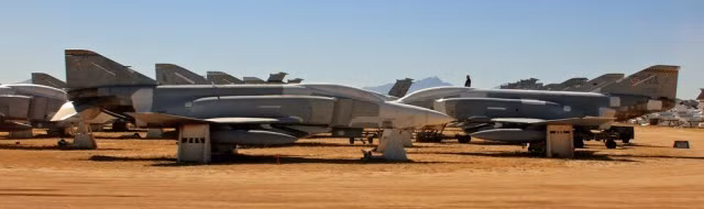 Máy bay F-4 Phantom nằm tại AMARC. Đây là mẫu chiến cơ đa nhiệm tầm xa, góp mặt trong biên chế quân đội Mỹ từ năm 1960. F-4 có khả năng cất cánh với tải trọng tối đa 28.000 kg. Động cơ phản lực cho phép nó di chuyển với vận tốc 2.370 km/h cùng trần bay 18.300 m. Phạm vi chiến đấu của máy bay đạt 2.600 km với 3 thùng chứa nhiên liệu phụ. Nó bị loại khỏi biên chế chiến đấu quân đội Mỹ năm 1996. Hiện tại, Không quân Mỹ sử dụng mẫu máy bay này làm mục tiêu không người lái cho các loại tên lửa.