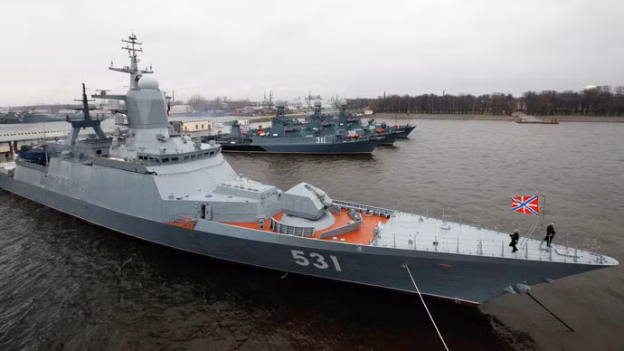 Xem tau ho ve Project 20381 Nga phong ten lua 9M96E