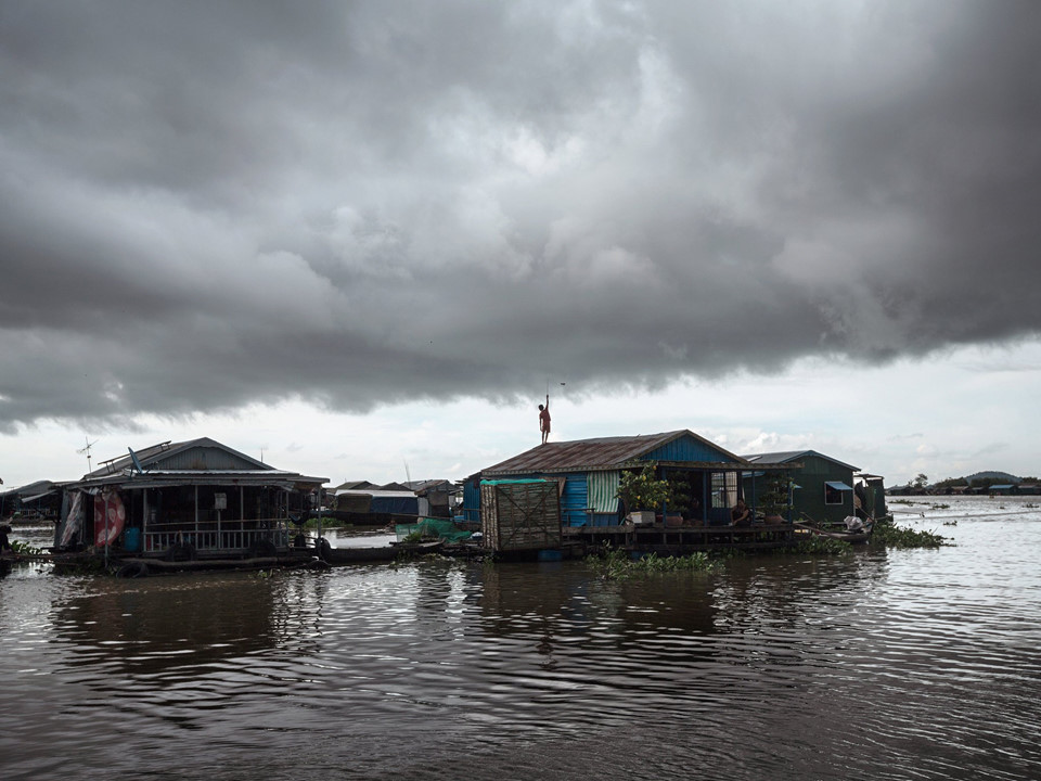 Chong Koh, nơi Hoarith và vợ sống, là một trong hàng trăm ngôi làng nổi ở Tonle Sap, hệ thống sông và hồ ở Campuchia thường được biết đến với tên tiếng Việt là Biển Hồ. Các học giả độc lập cho biết có khoảng 400.000 - 1 triệu người sống tập trung ở vùng Biển Hồ và không được công nhận là công dân Campuchia. Bài điều tra của New York Times và Trung tâm Pulizer về Đưa tin Khủng hoảng cho thấy hoàn cảnh khó khăn của những người gốc Việt ở vùng Biển Hồ. Ảnh: New York Times.