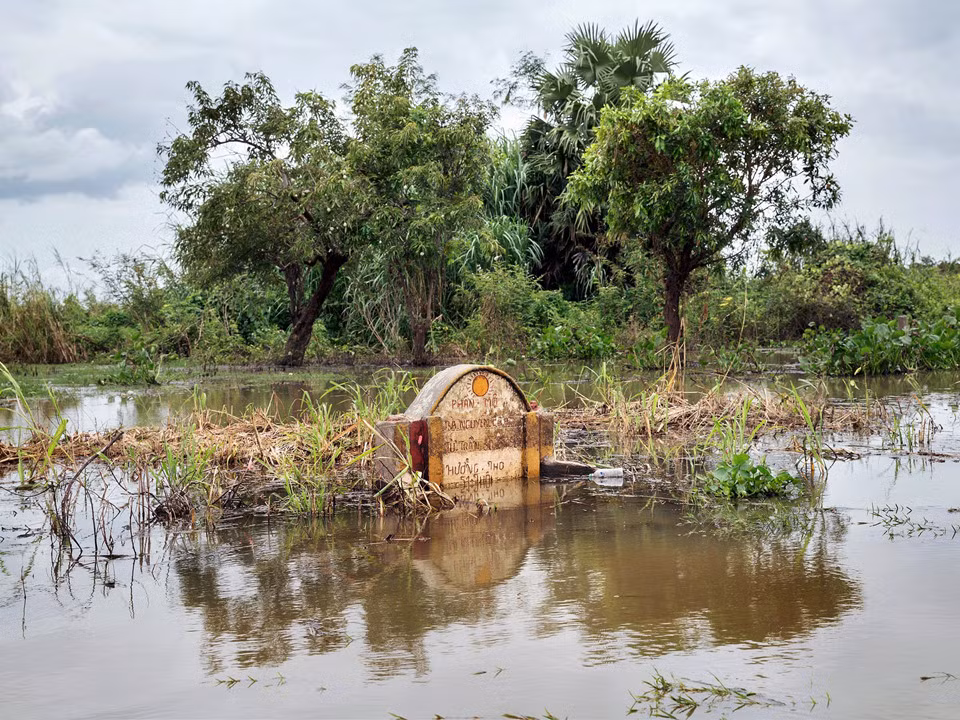 Không giống người Khmer, người Việt không hỏa táng mà chôn cất người thân đã qua đời của họ. Những bia mộ là bằng chứng không thể xóa bỏ về sự hiện diện đã rất lâu của người Việt ở Biển Hồ. Ảnh: New York Times.