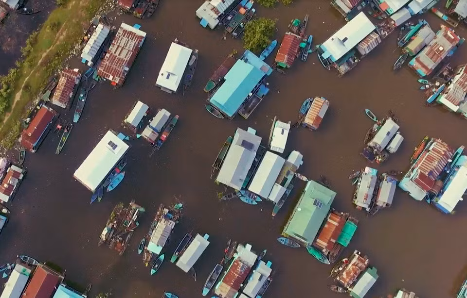 Ký ức của dân làng về lịch sử ngôi làng thường là qua trí nhớ và những lời kể chứ không được ghi chép. Một số người xác nhận ghi chép của nhà thám hiểm người Pháp rằng họ sống trôi nổi quá nhiều thế hệ để tránh bị tác động bởi việc làm nông khi mùa màng thất bát. Một số người nói họ từng có đất và trước đây chỉ thi thoảng sống trên nước. Một số khác lại nói họ vốn luôn sống trên thuyền để dễ bắt cá. Ảnh: New York Times.