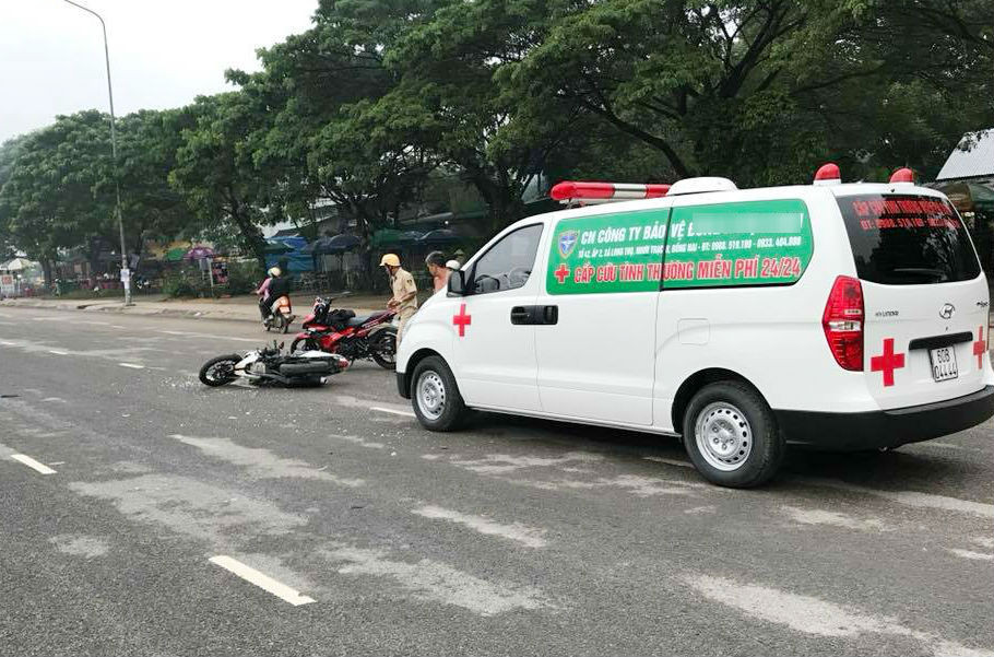 Hiện trường vụ tai nạn khi xe cứu thương miễn phí tới đưa nạn nhân đi cấp cứu