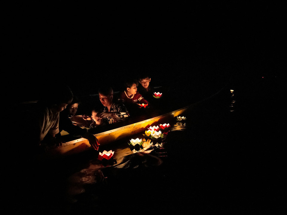 Dòng nước luôn mang lại những hiểm họa. Samnang nói rằng đứa cháu 4 tuổi của anh đã chết đuối năm 2017 trong lúc cha mẹ đi làm. Những đứa trẻ dưới 5 tuổi ở đây, nếu bố mẹ chúng đủ tiền, sẽ được mặc áo phao. Những gia đình khác tự chế "phao cứu sinh" cho con họ, điển hình như một chai dầu xe rỗng được đeo vào cổ một đứa trẻ sơ sinh. Ảnh: New York Times.