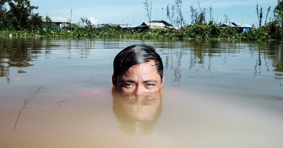 Cả Hoarith lẫn Samnang (ảnh) đều không muốn rời vùng hồ. Đôi lúc, Hoarith nghĩ rằng ông có thể sống với họ hàng của vợ ông tại Việt Nam. Nhưng ông muốn sống ở hồ. Đó là một vùng hồ mở, đầy hiểm nguy nhưng ông sẽ được ở gần tổ tiên của mình. Ảnh: New York Times.