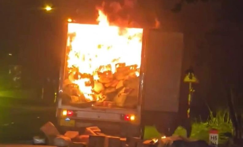 Đắk Lắk: Xe tải chở hàng bốc cháy dữ dội trên quốc lộ 26 Dak Lak: Xe tai cho hang boc chay du doi tren quoc lo 26