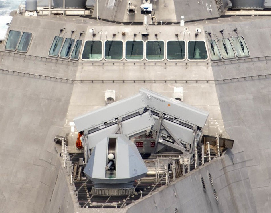 NSM là tên lửa chống hạm đầu tiên trên thế giới được trang bị đầu dò hồng ngoại cùng camera chuyên dụng có khả năng phân biệt và nhận dạng được từng hình dáng của những tàu chiến riêng lẻ.