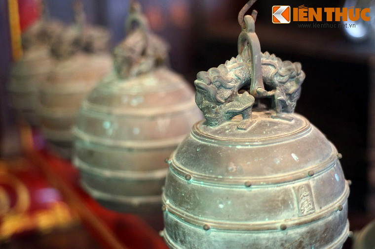 Móc treo của các quả chuông được chạm trổ tinh xảo.