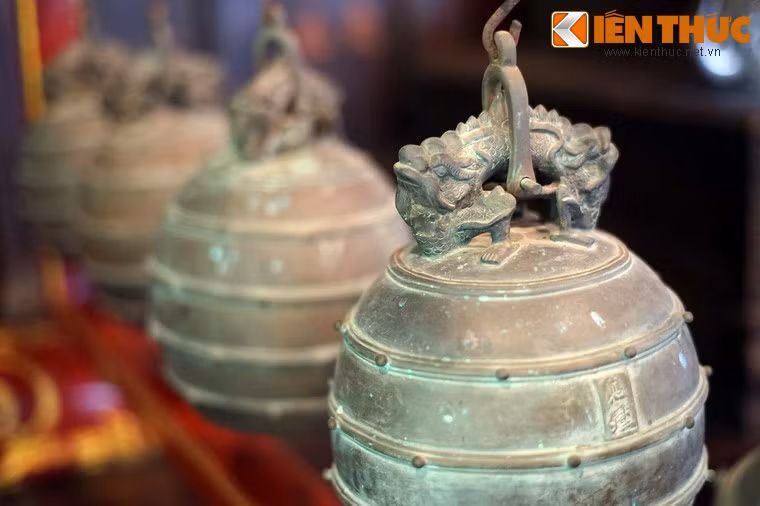 Móc treo của các quả chuông được chạm trổ tinh xảo.