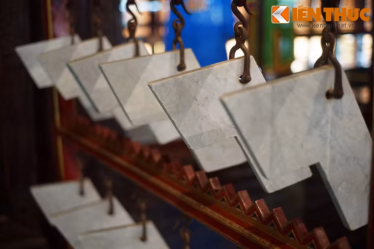 Theo các nhà nghiên cứu, biên chung, biên khánh có nguồn gốc từ lâu đời trong văn hóa Trung Hoa cổ đại, về sau được du nhập vào Triều Tiên và Việt Nam.