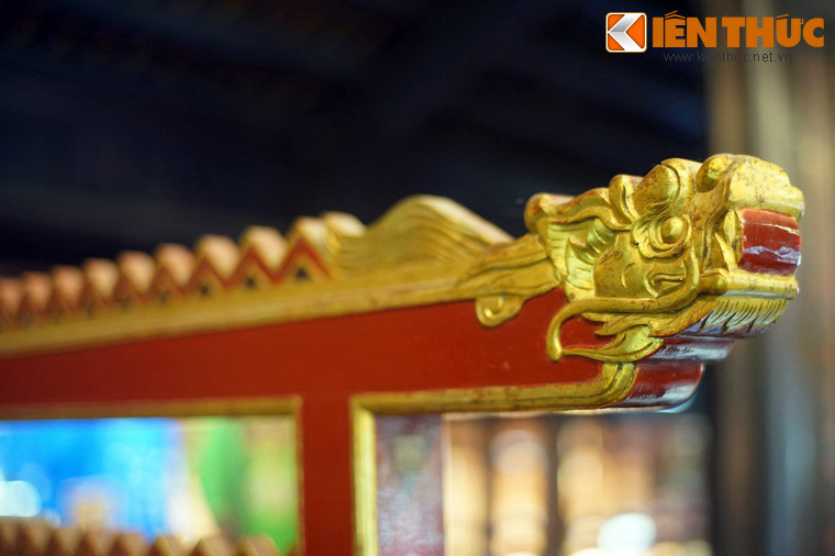 Chiếc giá đỡ này có thể di chuyển đến nơi trình diễn rất dễ dàng, do phần có đòn gánh chạm nổi hình đầu rồng, hai người gánh đi bằng vai.