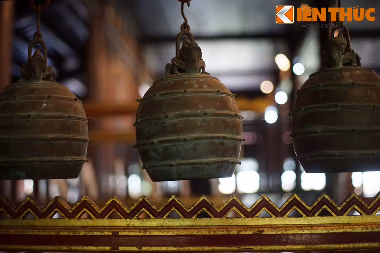 Trên thân chuông đúc 5 đường gờ nổi song song tượng trưng cho ngũ hành, và đúc nổi 9 nút nhỏ ở mỗi đường gờ để làm điểm gõ chuông.