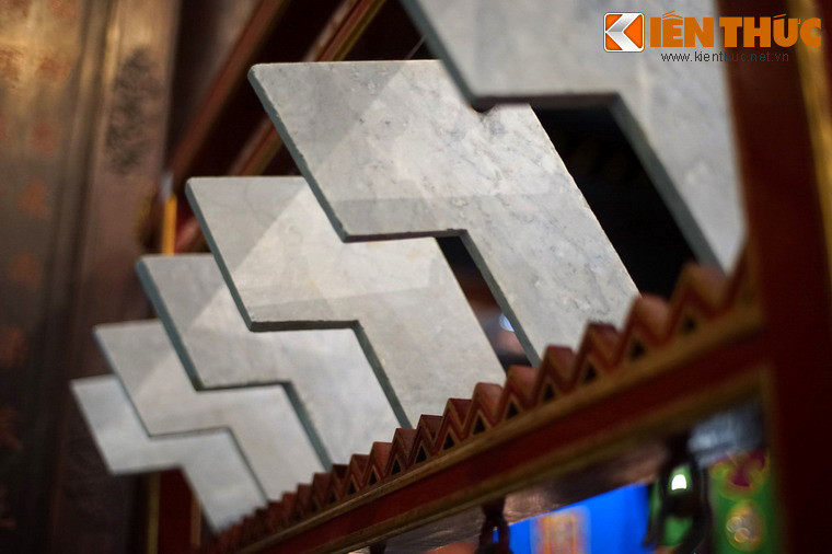 Mỗi chiếc khánh có độ dày mỏng khác nhau để tạo ra âm vực khác nhau khi gõ.