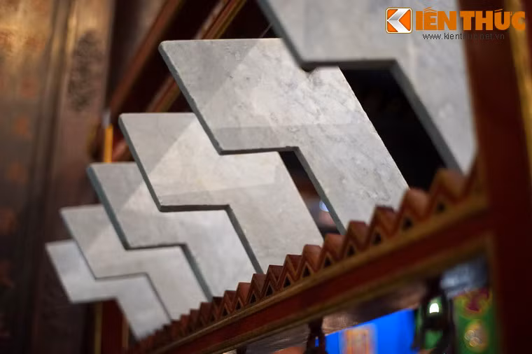 Mỗi chiếc khánh có độ dày mỏng khác nhau để tạo ra âm vực khác nhau khi gõ.