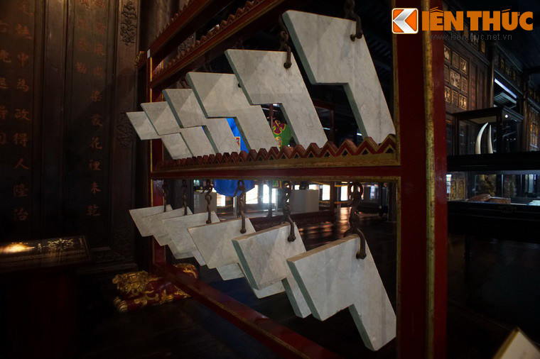 Trong hai nhạc cụ này, bộ biên khánh gồm 12 chiếc khánh hình chữ L ngược làm bằng đá núi Nhồi ở Thanh Hóa.