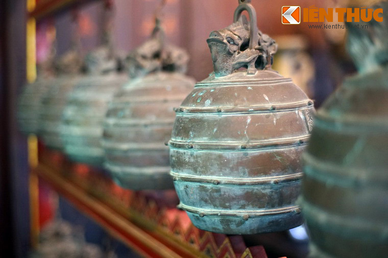 Ở Việt Nam, hai nhạc cụ này được dùng trong dàn Nhã nhạc thời Lê (1427 - 1788) và thời Nguyễn (1802 - 1945).