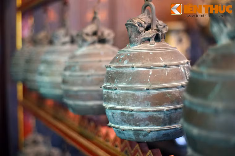 Ở Việt Nam, hai nhạc cụ này được dùng trong dàn Nhã nhạc thời Lê (1427 - 1788) và thời Nguyễn (1802 - 1945).