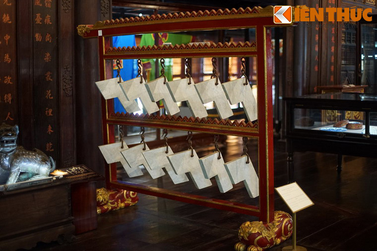 Tất cả 12 chiếc chuông và chiếc khánh được treo trên một giá đỡ bằng gỗ quý sơn son thếp vàng, chia thành hai hàng trên và dưới, mỗi hàng có 6 ôlắp móc treo.