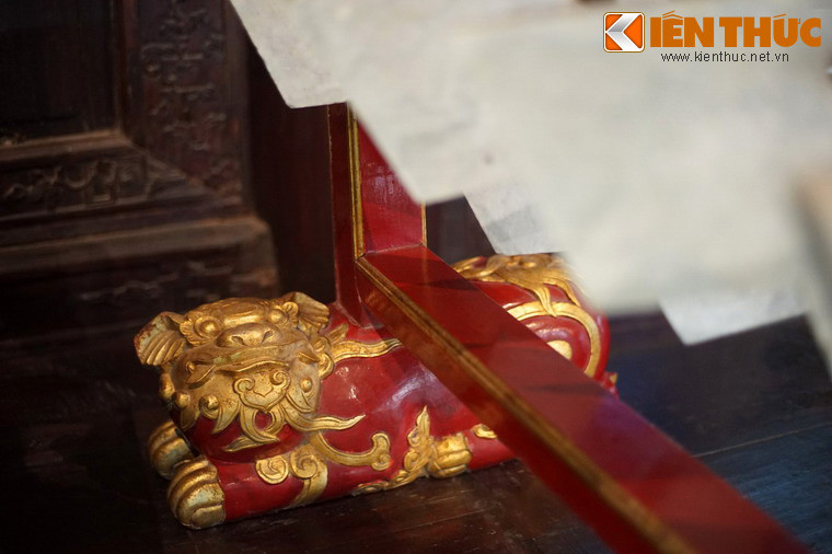 Chân giá đỡ chạm hình con nghê khá sinh động.