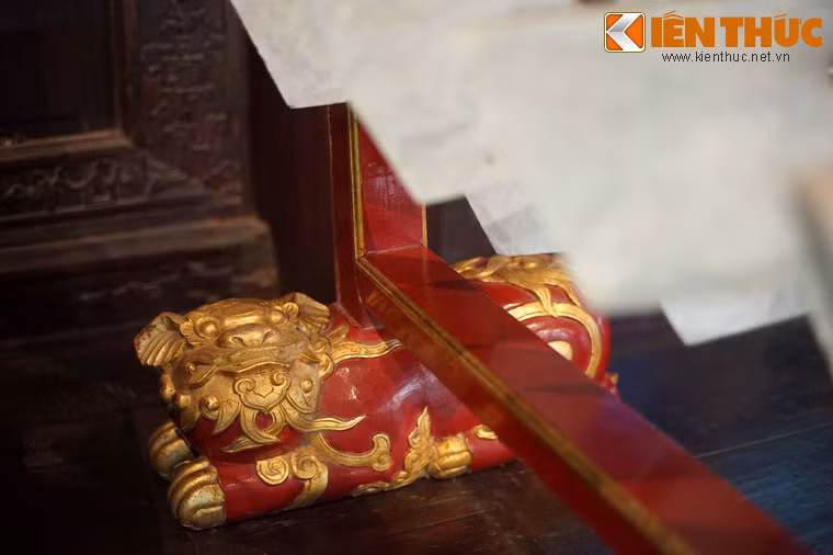 Chân giá đỡ chạm hình con nghê khá sinh động.