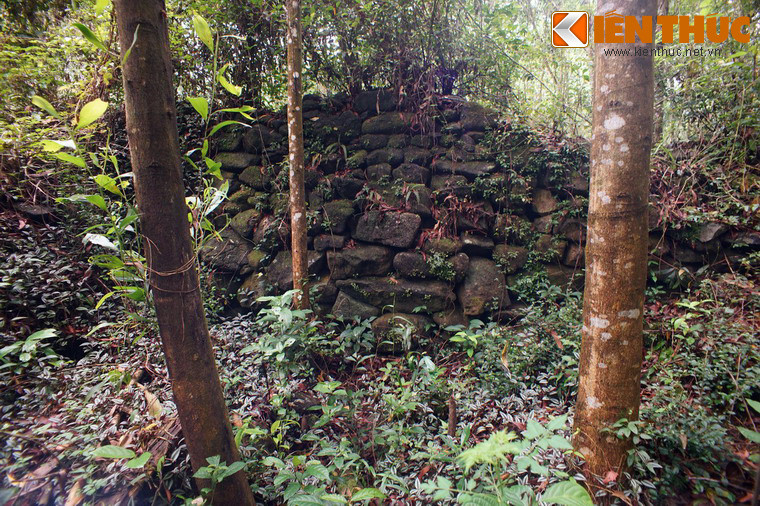 Nằm ở xã Hành Tín Đông, huyện Nghĩa Hành, tỉnh Quảng Ngãi, làng cổ Thiên Xuân là di tích của một ngôi làng có tuổi đời nhiều thế kỷ, nổi tiếng với các kiến trúc bằng đá độc đáo.