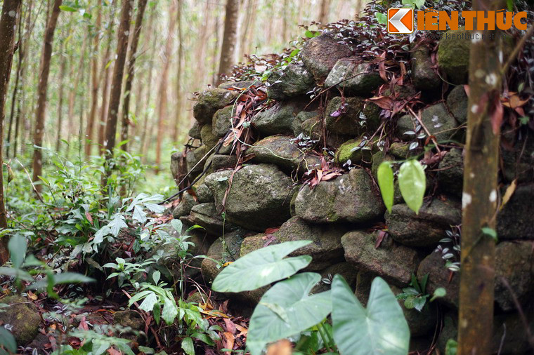 Do nằm trên địa hình đồi núi, mặt ngoài thành không có hào mà được tre gai dày đặc làm vật cản. Theo thời gian, những bụi tre này phần lớn đã không còn.