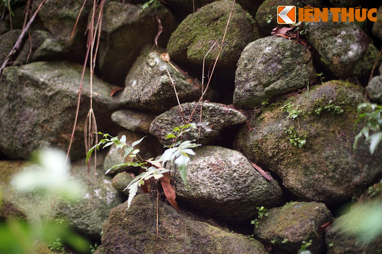 Các dấu tích còn lại trong tòa thành cho thấy đây từng là nơi sinh sống của hơn 40 hộ dân với đầy đủ các thiết chế của ngôi làng cách nay mấy trăm năm.