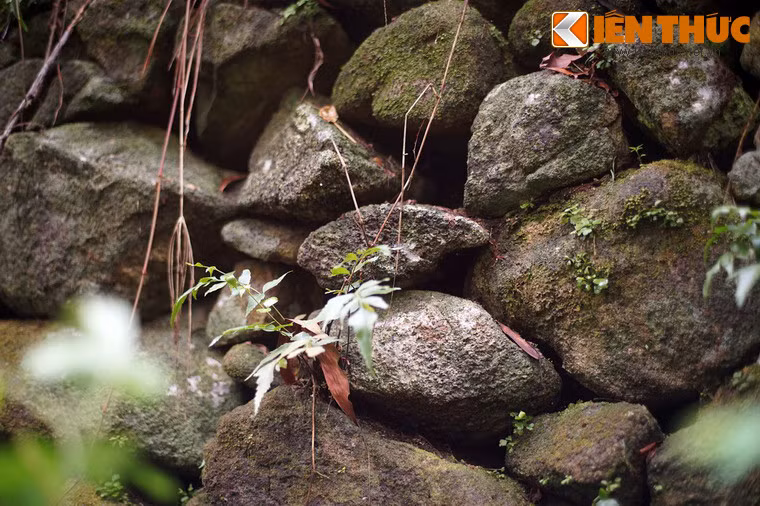 Các dấu tích còn lại trong tòa thành cho thấy đây từng là nơi sinh sống của hơn 40 hộ dân với đầy đủ các thiết chế của ngôi làng cách nay mấy trăm năm.