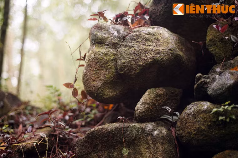 Đến thời điểm hiện tại, một số đoạn tường thành đã bị sụp lở do tác động của thiên nhiên cũng như hoạt động của con người...