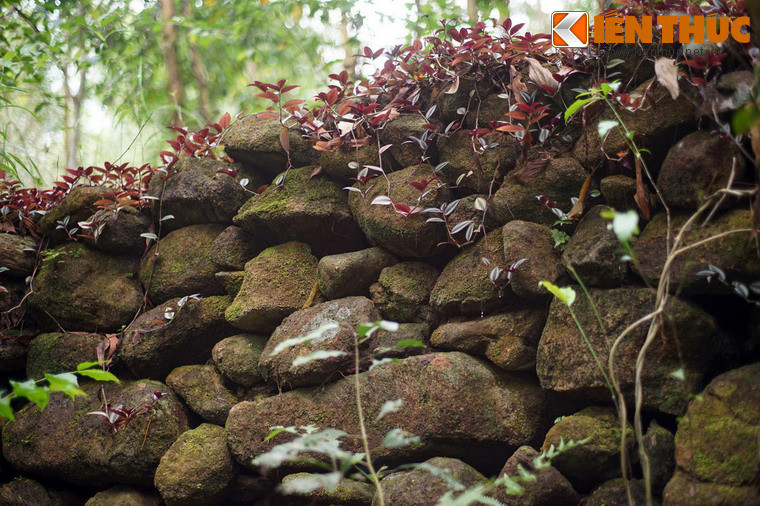 Sau năm 1945, một trận dịch bệnh lớn đã xảy ra khiến nhiều người trong làng cổ Thiên Xuân bị chết. Những người sống sót phải di chuyển xuống vị trí mới cách đó không xa.