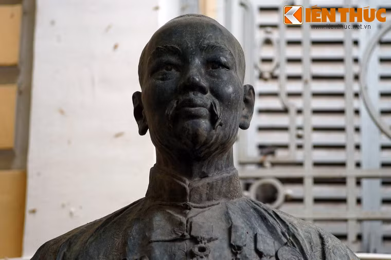 Đến đầu thế kỷ 20, vùng Chợ Lớn ngày càng phát triển sung túc, nhiều người dân từ nơi khác tập trung đến làm ăn mua bán khiến khu chợ cũ (khu vực Bưu điện Chợ Lớn ngày nay) quá tải. Chính quyền tỉnh Chợ Lớn thời đó dự định xây dựng chợ mới nhưng chưa tìm được đất.