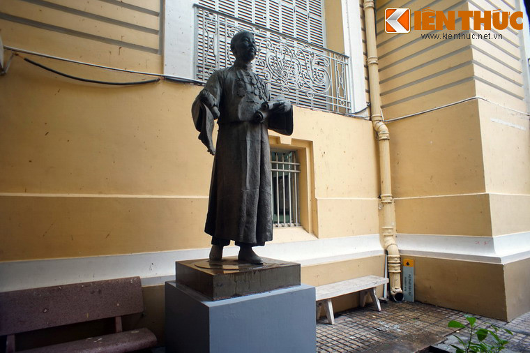 Tượng ông Quách Đàm được làm bằng đồng theo lối tả thực với tỉ lệ 1/1, đặt trên đài đá hoa cương giữa sân chợ Bình Tây. Tác giả bức tượng là nhà điêu khắc người Pháp Paul Ducuing (1867-1949), người từng làm bức tượng vua Khải Định ngồi trên ngai vàng tại lăng Khải Định ở Huế.