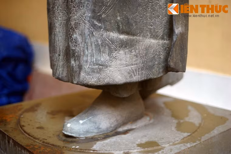 Do những biến động thời cuộc, cách đây nhiều thập niên, tượng đồng của ông Quách Đàm đã được di dời về Bảo tàng Mỹ thuật TP HCM. Bức tượng đã được đề xuất đưa trở về vị trí cũ sau khi cuộc trùng tu đang tiến hành ở chợ Bình Tây hoàn tất.